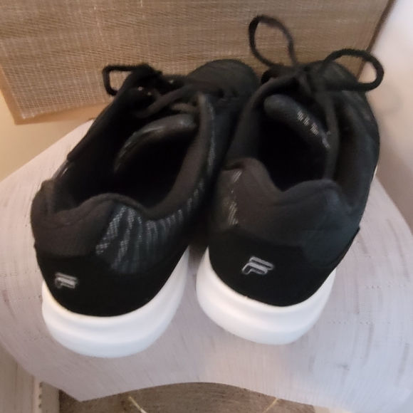 Barely worn fila tennis shoes - Picture 3 of 4